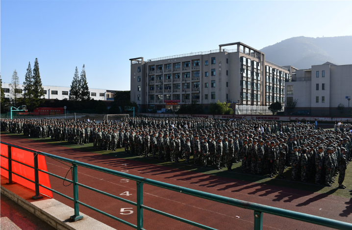 开云手机客户端组织2019级新生开展“同升国旗”活动