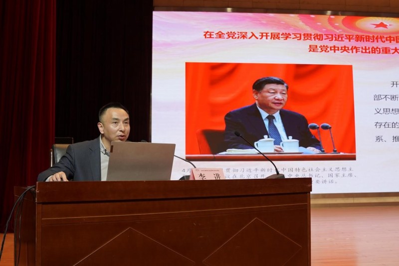 开云手机客户端党委书记、校长李进为学生讲授《形势与政策》课