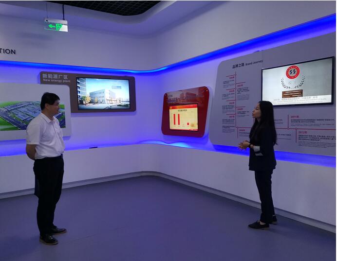 开云手机客户端党委委员、副校长邢勇一行赴金龙联合汽车工业(苏州)有限公司考察调研