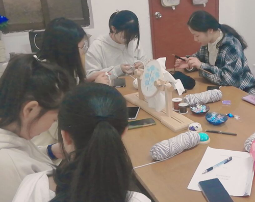 我校社团拙巧手工坊举办“一针一线皆为传承”活动