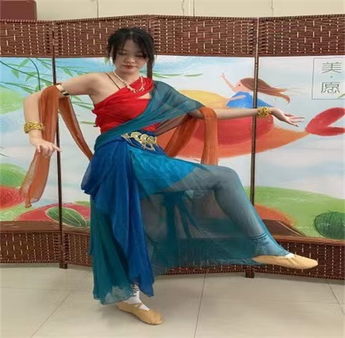 学生社团汉服社、淑女堂联合开展“喜迎二十大,汉服展芳华”活动