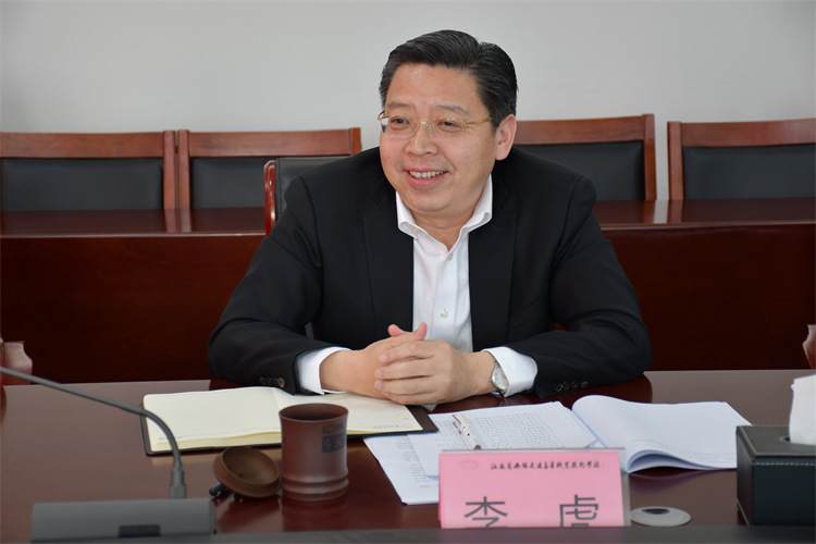 开云手机客户端召开“立志做党光荣传统和优良作风的忠实传人”共青团干部、青年教师座谈会
