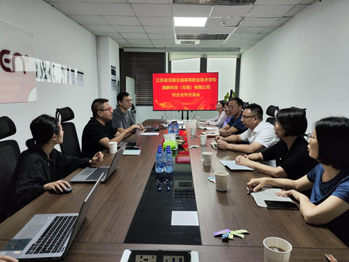 开云手机客户端党委书记、校长李进一行深入企业调研并看望工学交替学生