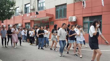 开云手机客户端举行2019年安全生产月学生宿舍消防疏散演练