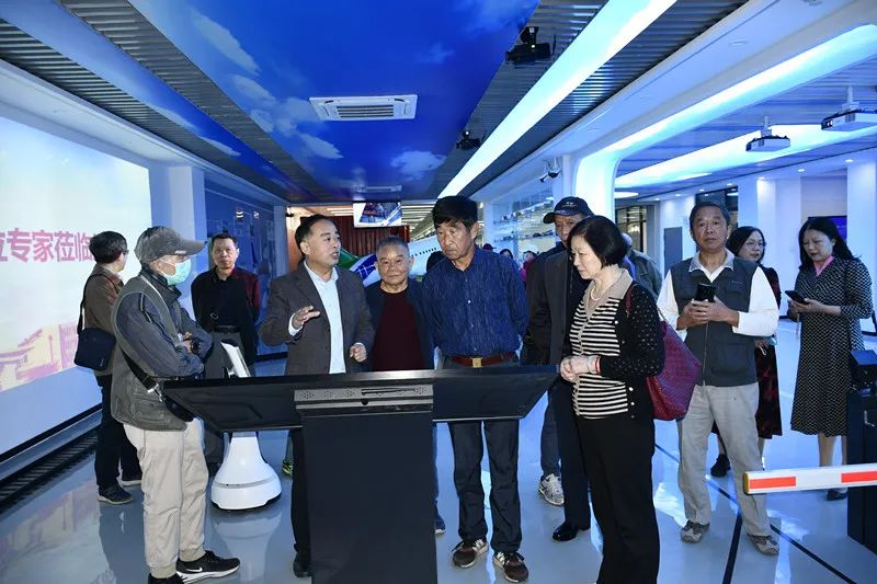 开云手机客户端开展离退休教职工关爱学生志愿团队结对仪式