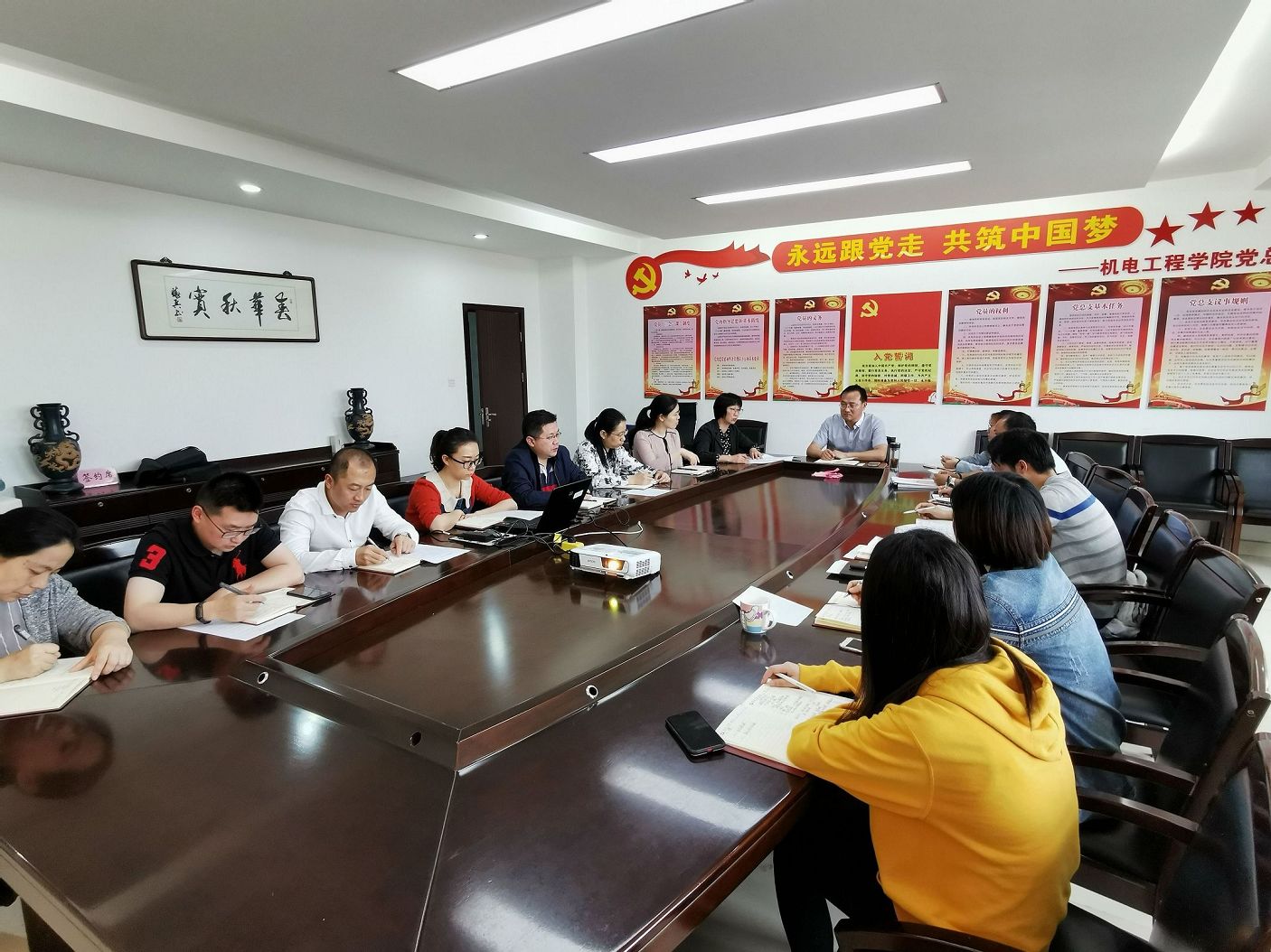 机电工程学院党总支集中学习校党委开云(中国)官方进一步加强校园扫黑除恶专项斗争工作意见