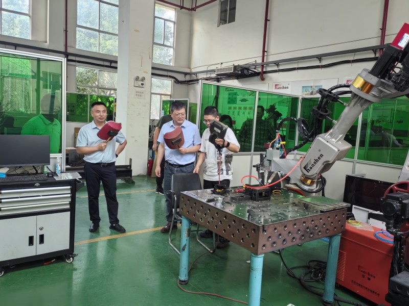 开云手机客户端校长、党委书记李进一行赴企业开展专项调研