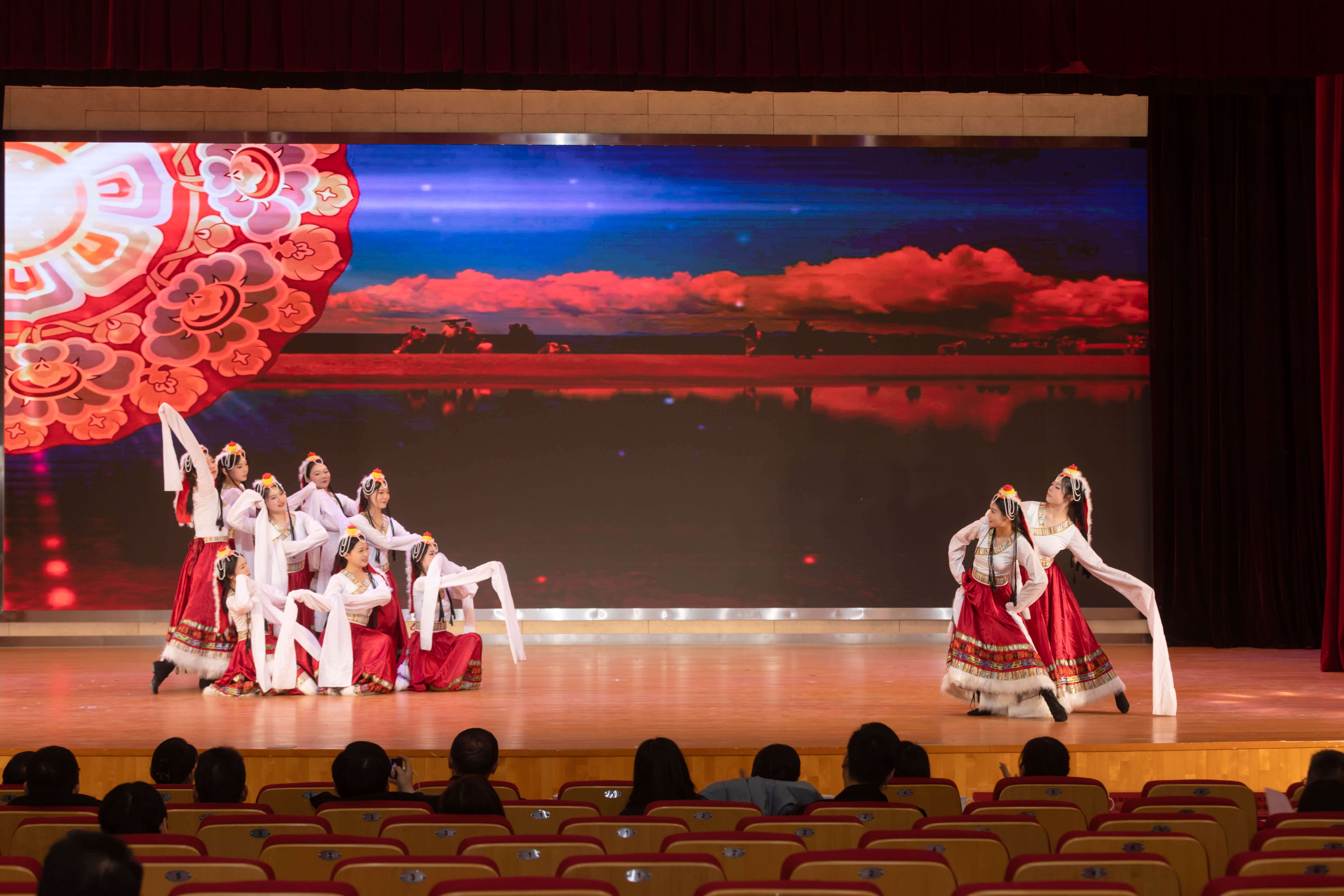 龙腾舞跃迎新春 校外巡演绽芳华——开云手机客户端舞蹈团连续三次精彩亮相校外演出活动