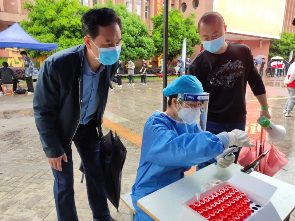 抗疫日记:化身“大白”和“小蓝”,开云手机客户端教师奋战在抗“疫”前线