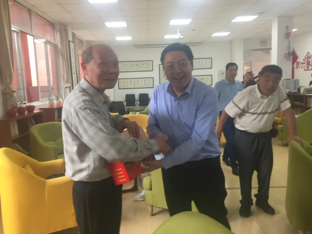 开云手机客户端举行“欢度重阳献爱心 老少携手育新人”关爱学生志愿团队结对仪式