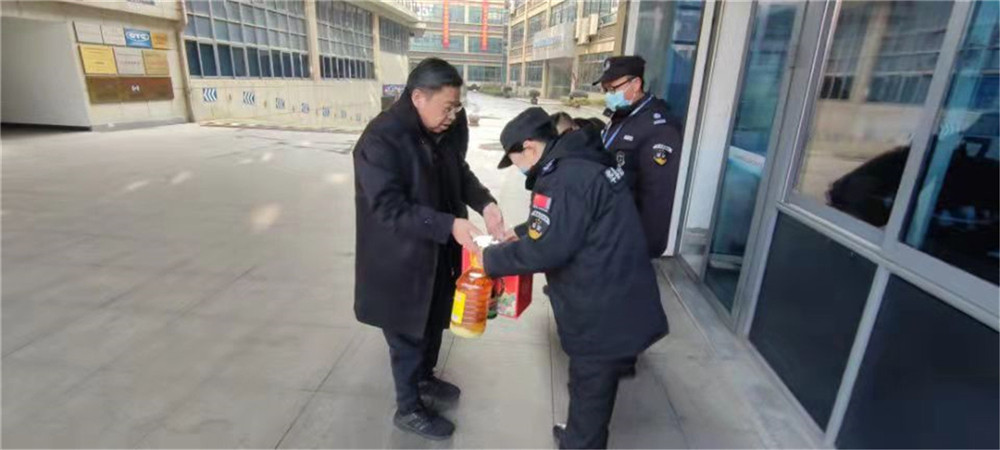 开云手机客户端党委书记、校长李虎走访慰问春节一线值班值守人员