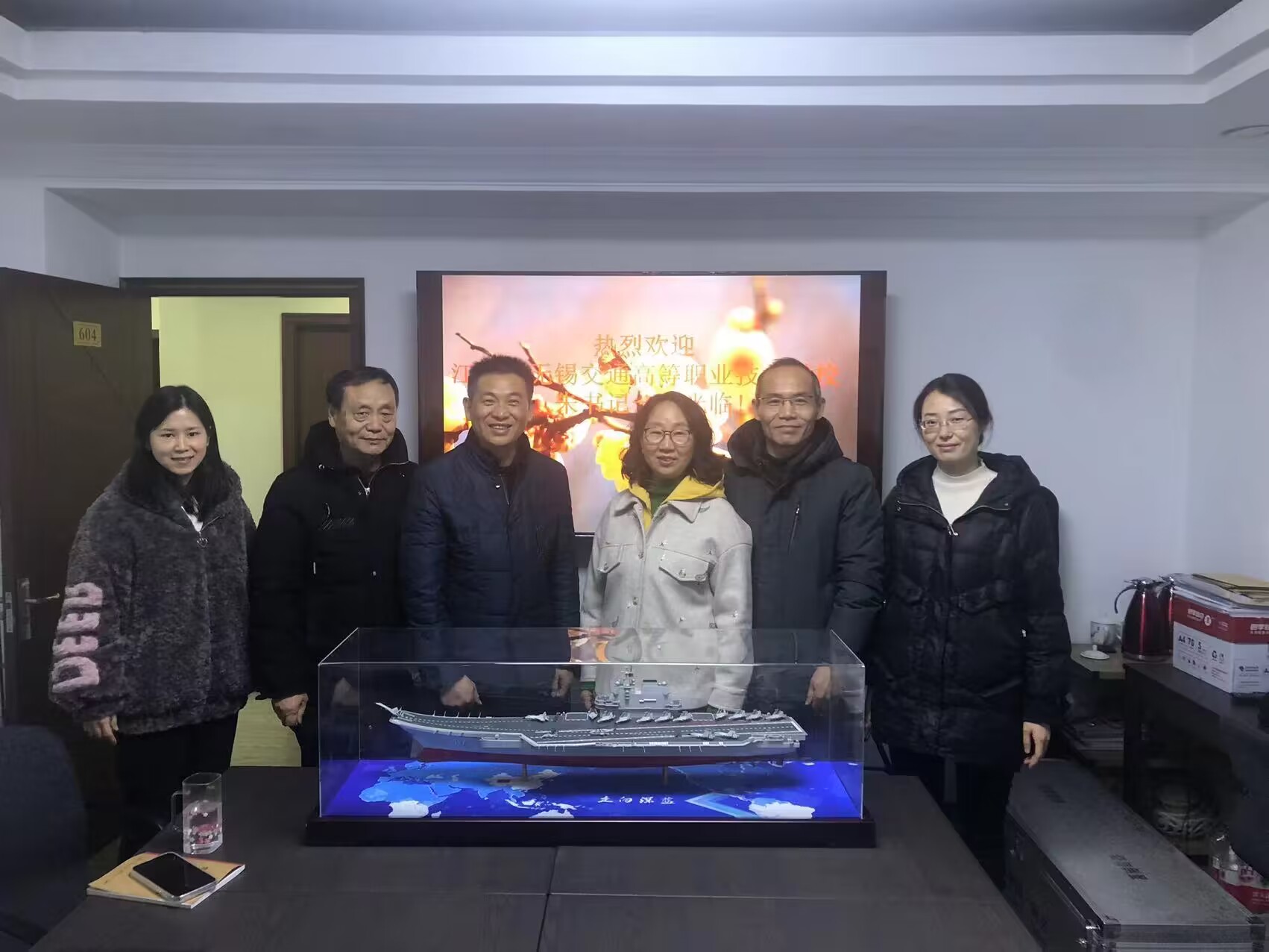 江苏省交通运输企业协会向开云手机客户端捐赠“辽宁舰”船模