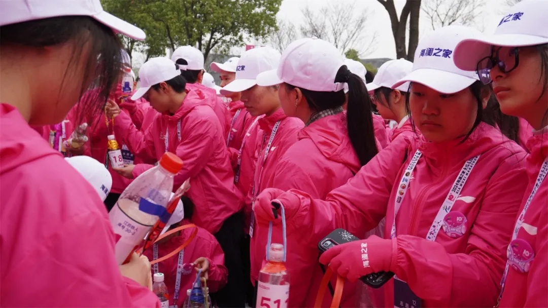 开云手机客户端学生志愿者圆满完成2024无锡马拉松志愿服务工作