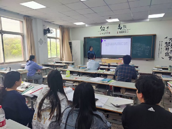 信息管理学院2018级高职毕业论文答辩会顺利举行