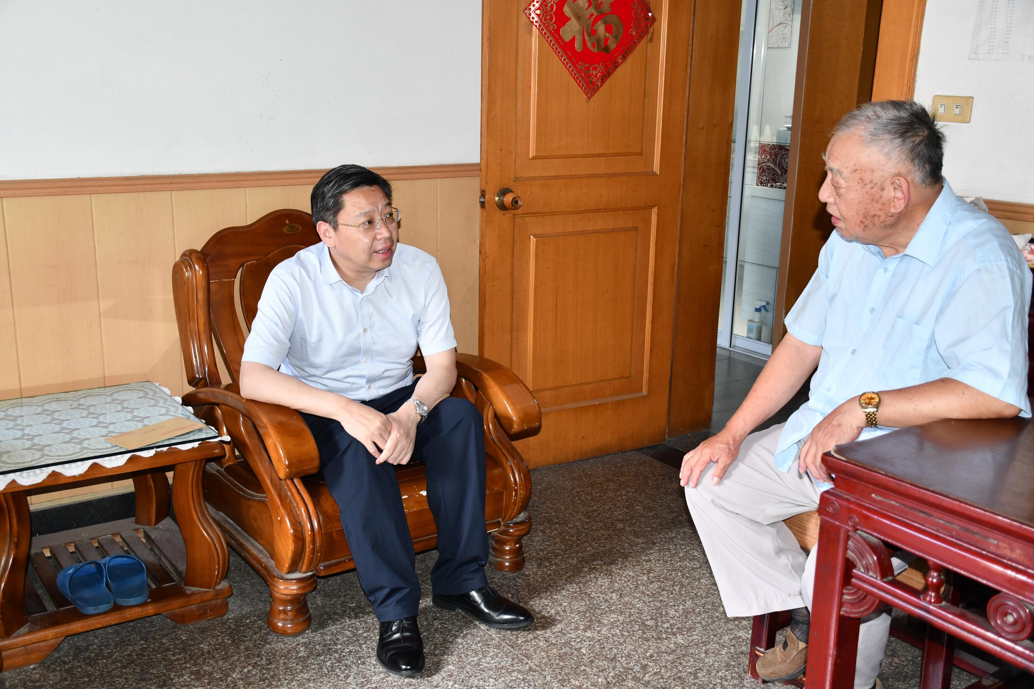 开云手机客户端“七一”前走访慰问生活困难党员和老党员